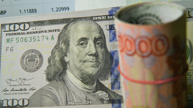 Аналитик объяснил, когда нужно избавляться от доллара