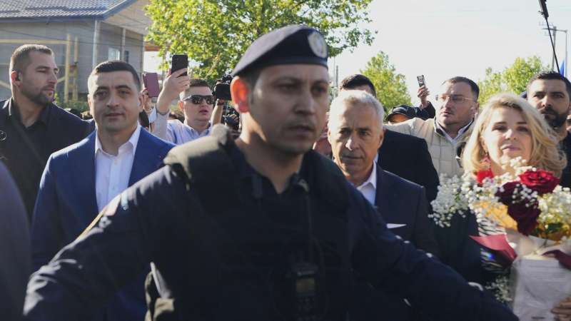 В Румынии кандидата в президенты вывели с избирательного участка