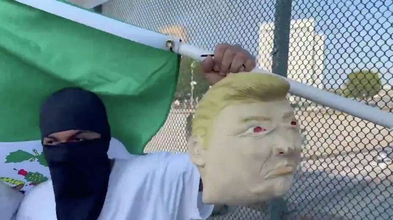 Полиция в Лос-Анджелесе применила слезоточивый газ против протестующих