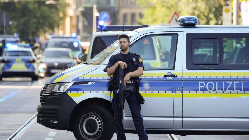 В Германии при наезде автомобиля на группу людей пострадали пять человек