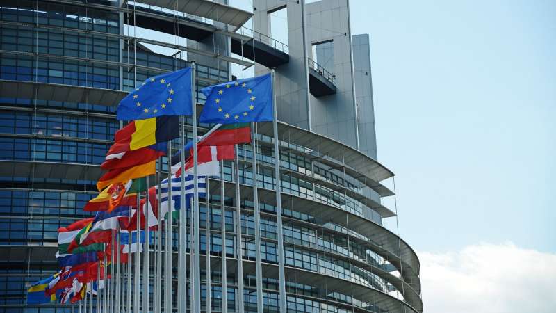 Европарламент обсудит вотум недоверия главе Еврокомиссии