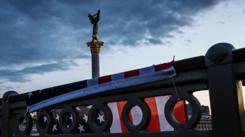 Гарантии США Украине зависят от отправки военных Европой, пишет FT