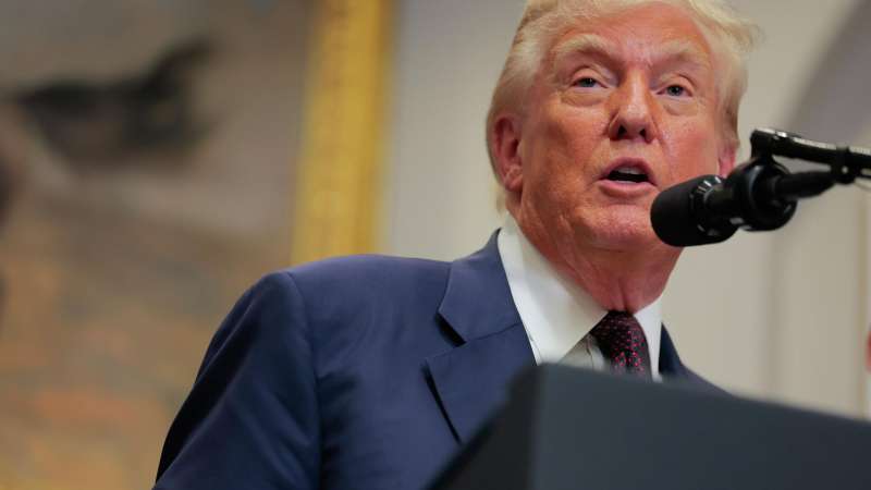 Трамп призвал раскрыть данные об эффективности препаратов от коронавируса