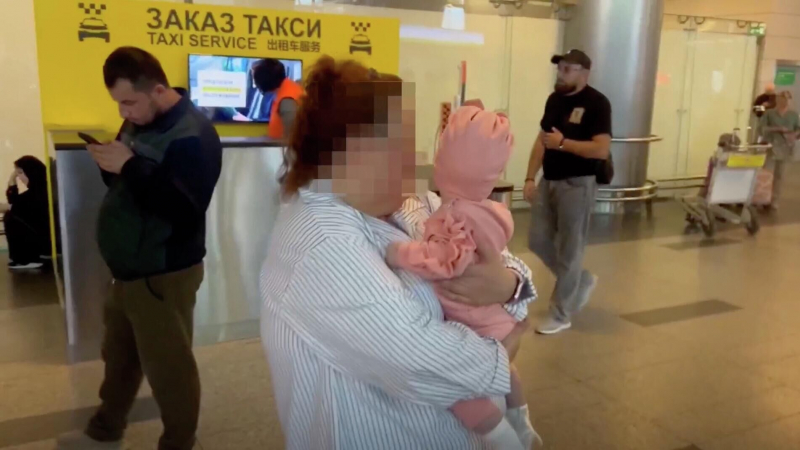 Девочку, оставленную матерью в аэропорту Антальи, вернули в Россию