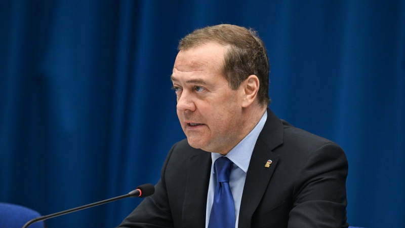 Курс Австрии уничтожает ее образ государства-миротворца, заявил Медведев