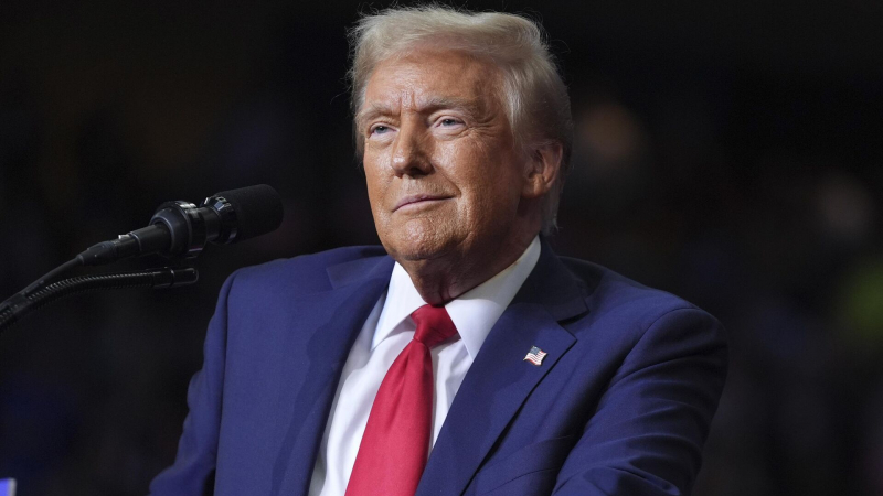 СМИ: Трамп общается по личному смартфону, несмотря на угрозы безопасности