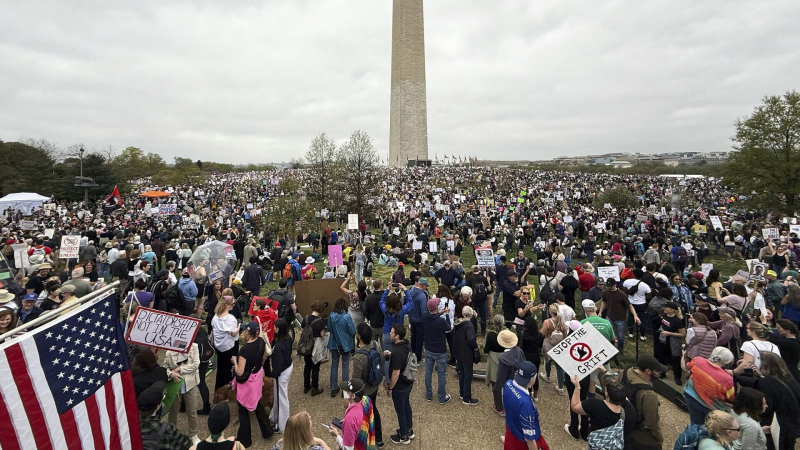 В США начались массовые протесты против политики Трампа